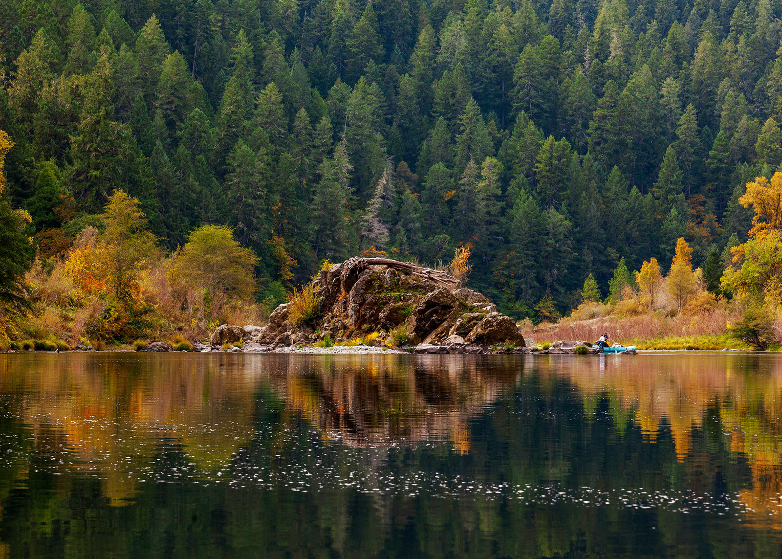 A large boulder in the middle of the Rogue River in Oregon