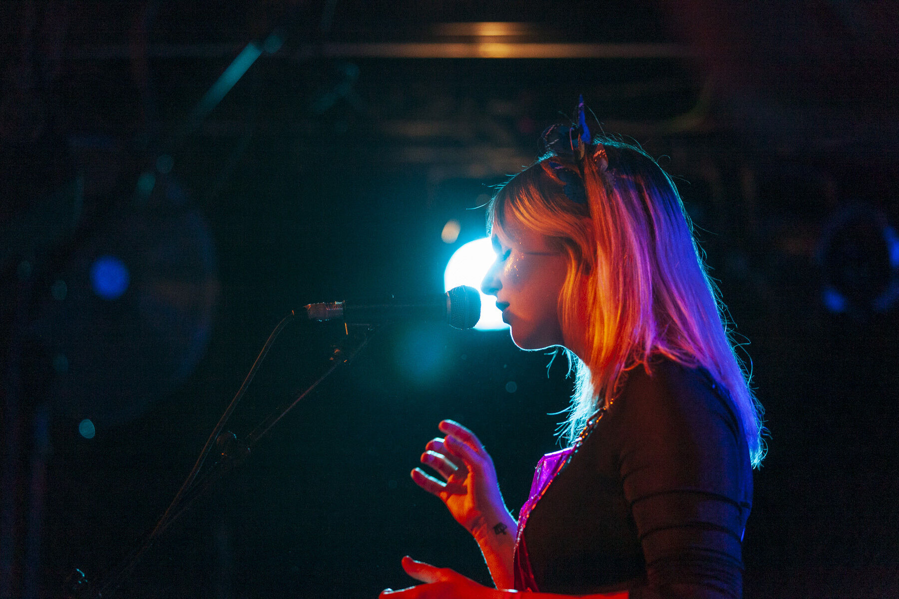 Emily Blue singing on stage in Chicago